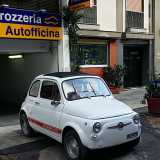 Proseguiamo spostandoci nel quartiere Carrassi. Siamo in via De Amicis 106, dove incastonata fra palazzi e negozietti, alza quotidianamente le serrande dal 1967 la Del Vecchio Carservice